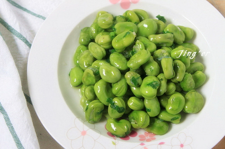 <a href=/shicai/diaoweipin/CongYou/index.html target=_blank><u>葱油</u></a><a href=/shicai/shucai/CanDou/index.html target=_blank><u>蚕豆</u></a>