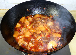 香辣<a href=/shicai/rouqin/NiuNan/index.html target=_blank><u>牛腩</u></a>烧<a href=/shicai/shucai/TuDou/index.html target=_blank><u>土豆</u></a>