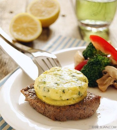 香草<a href=/shicai/mimian/NaiYou/index.html target=_blank><u>奶油</u></a>佐香煎<a href=/shicai/rouqin/NiuPai/index.html target=_blank><u>牛排</u></a>的做法