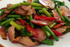 <a href=/shicai/shucai/QingSuan/index.html target=_blank><u>青蒜</u></a>炒<a href=/shicai/rouqin/LaRou/index.html target=_blank><u>腊肉</u></a>的做法