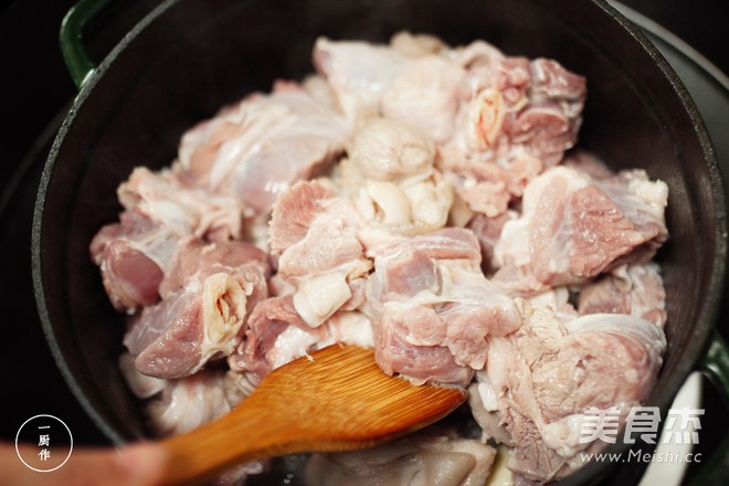 红焖<a href=/shicai/rouqin/YangRou/index.html target=_blank><u>羊肉</u></a>的做法