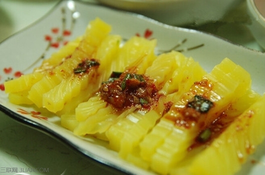 夏季怎么用<a href=/shicai/mimian/LvDou/index.html target=_blank><u>绿豆</u></a>淀粉做凉粉