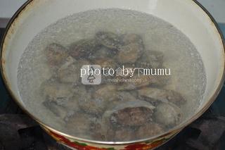 <a href=/shicai/shucai/SiGua/index.html target=_blank><u>丝瓜</u></a><a href=/shicai/shuichanpin/HuaGe/index.html target=_blank><u>花蛤</u></a>汤