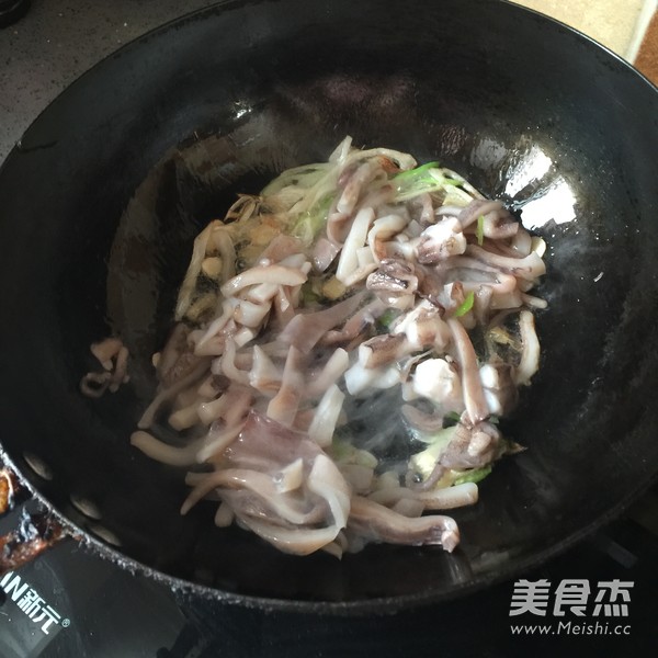 <a href=/shicai/shuichanpin/YouYu/index.html target=_blank><u>鱿鱼</u></a>炒面的做法