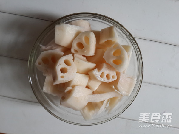 莲<a href=/shicai/shucai/Ou/index.html target=_blank><u>藕</u></a><a href=/shicai/guopin/HuaSheng/index.html target=_blank><u>花生</u></a><a href=/shicai/rouqin/JiGu/index.html target=_blank><u>脊骨</u></a>汤的做法