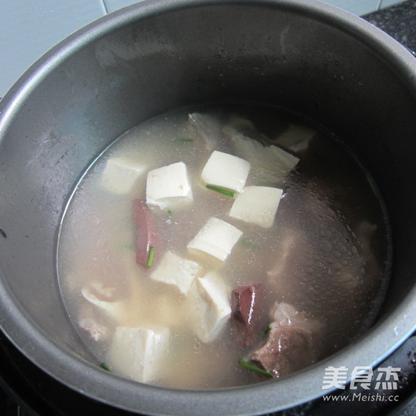 <a href=/shicai/rouqin/zhuXue/index.html target=_blank><u>猪<a href=/shicai/rouqin/Xue/index.html target=_blank><u>血</u></a></u></a><a href=/shicai/mimian/DouFu/index.html target=_blank><u>豆腐</u></a>猪骨汤的做法