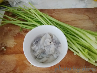 <a href=/shicai/shuichanpin/MoYu/index.html target=_blank><u>墨鱼</u></a>仔炒香芹