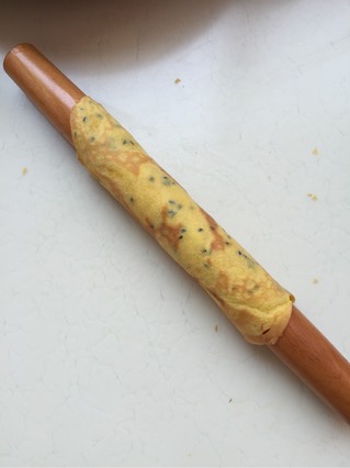 平底锅<a href=/shicai/guopin/ZhiMa/index.html target=_blank><u>芝麻</u></a>蛋卷