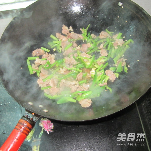 <a href=/shicai/shucai/XiQin/index.html target=_blank><u>西芹</u></a><a href=/shicai/shucai/QingJiao/index.html target=_blank><u>青椒</u></a>肉丝的做法