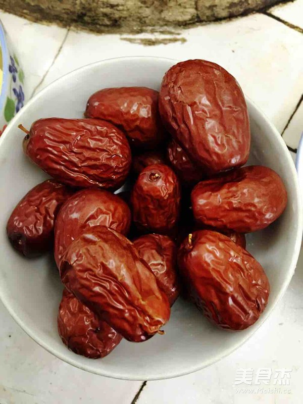 <a href=/shicai/shucai/YinEr/index.html target=_blank><u>银耳</u></a>雪<a href=/shicai/guopin/Li/index.html target=_blank><u>梨</u></a>红<a href=/shicai/guopin/Zao/index.html target=_blank><u>枣</u></a>羹的做法