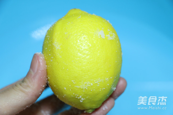 <a href=/shicai/diaoweipin/FengMi/index.html target=_blank><u>蜂蜜</u></a>浸<a href=/shicai/guopin/NingMeng/index.html target=_blank><u>柠檬</u></a>的做法
