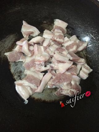 <a href=/shicai/rouqin/WuHuaRou/index.html target=_blank><u>五花肉</u></a>炒<a href=/shicai/shucai/NanGua/index.html target=_blank><u>南瓜</u></a>片