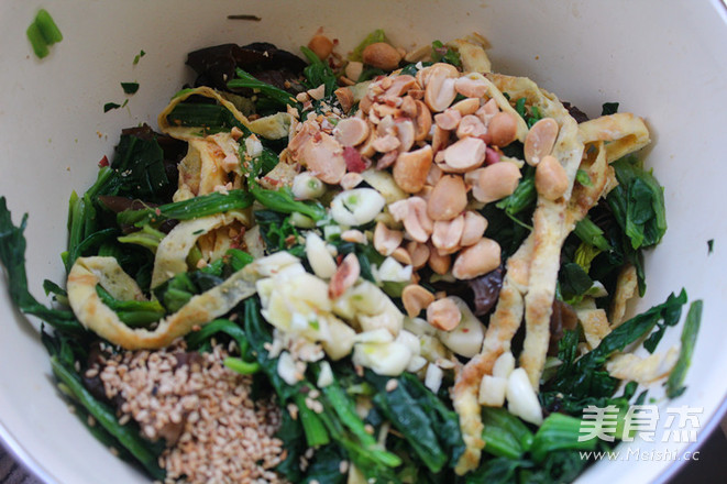 凉拌<a href=/shicai/shucai/BoCai/index.html target=_blank><u>菠菜</u></a><a href=/shicai/shucai/MuEr/index.html target=_blank><u>木耳</u></a>的做法
