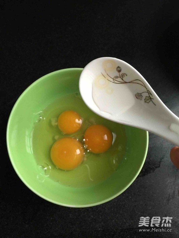 <a href=/shicai/shucai/JiuCai/index.html target=_blank><u>韭菜</u></a>炒<a href=/shicai/rouqin/JiDan/index.html target=_blank><u>鸡蛋</u></a>的做法