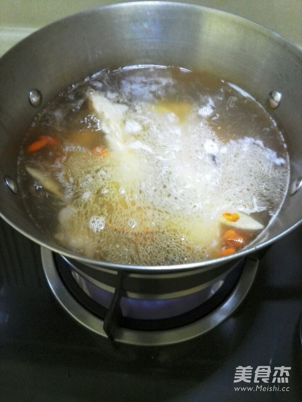 <a href=/shicai/mimian/DouFu/index.html target=_blank><u>豆腐</u></a><a href=/shicai/shuichanpin/YuYuTou/index.html target=_blank><u>鱼头</u></a>汤的做法