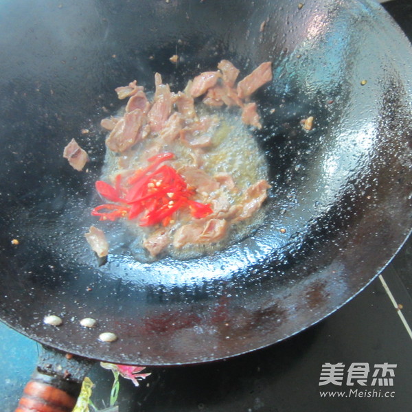 <a href=/shicai/shucai/BaiLuoBo/index.html target=_blank><u>白<a href=/shicai/shucai/LuoBo/index.html target=_blank><u>萝卜</u></a></u></a>丝炒肉的做法