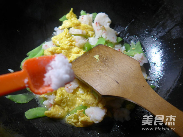 <a href=/shicai/shucai/WoSun/index.html target=_blank><u>莴笋</u></a>虾味球炒<a href=/shicai/rouqin/JiDan/index.html target=_blank><u>鸡蛋</u></a>的做法