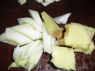 <a href=/shicai/rouqin/YaTui/index.html target=_blank><u>鸭腿</u></a>烧<a href=/shicai/shucai/ChunSun/index.html target=_blank><u>春笋</u></a>