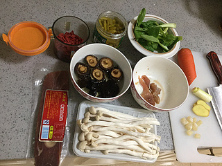 酸辣菌菇鲜蔬汤