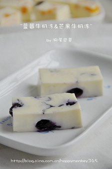 <a href=/shicai/guopin/LanMei/index.html target=_blank><u>蓝莓</u></a><a href=/shicai/mimian/NiuNai/index.html target=_blank><u>牛奶</u></a>冻&&<a href=/shicai/guopin/MangGuo/index.html target=_blank><u>芒果</u></a><a href=/shicai/mimian/NiuNai/index.html target=_blank><u>牛奶</u></a>冻步骤14