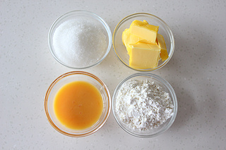 朗姆<a href=/shicai/guopin/PuTao/index.html target=_blank><u>葡萄</u></a>椰蓉饼干