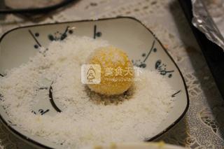 蛋黄<a href=/shicai/mimian/SuanNai/index.html target=_blank><u>酸奶</u></a>椰丝球