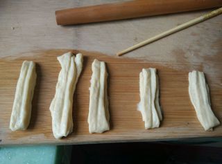 自制<a href=/shicai/mimian/YouTiao/index.html target=_blank><u>油条</u></a>