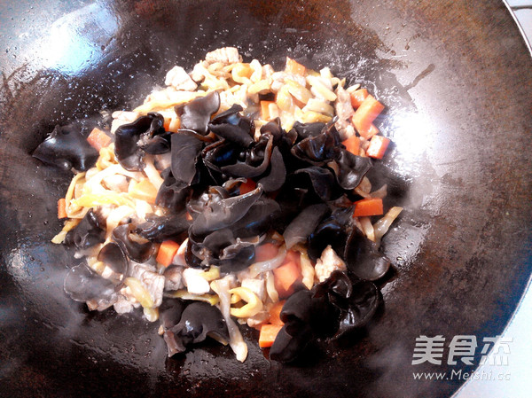 <a href=/shicai/shucai/ZhaCai/index.html target=_blank><u>榨菜</u></a>炒肉的做法