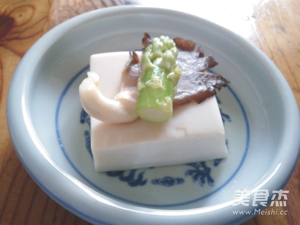 凉拌菌菇<a href=/shicai/mimian/DouFu/index.html target=_blank><u>豆腐</u></a>的做法