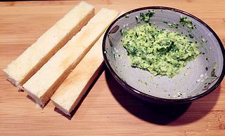 蒜香<a href=/shicai/mimian/TuSi/index.html target=_blank><u>吐司</u></a>条