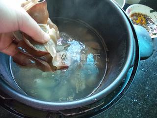 小肠<a href=/shicai/shucai/MuEr/index.html target=_blank><u>木耳</u></a>汤