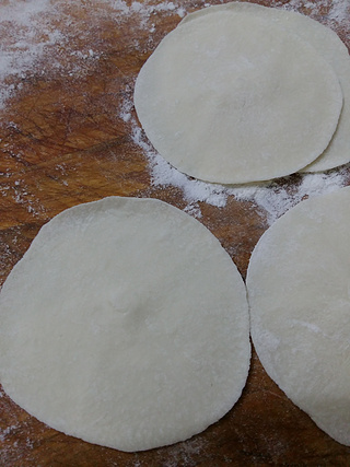 <a href=/shicai/rouqin/ZhuRou/index.html target=_blank><u>猪肉</u></a><a href=/shicai/shucai/JiangDou/index.html target=_blank><u>豇豆</u></a>馅水饺