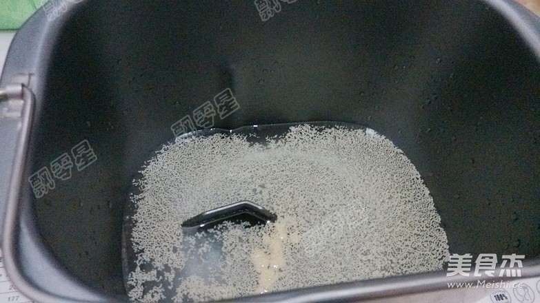 <a href=/shicai/guopin/ZhiMa/index.html target=_blank><u>芝麻</u></a>红糖三角包的做法