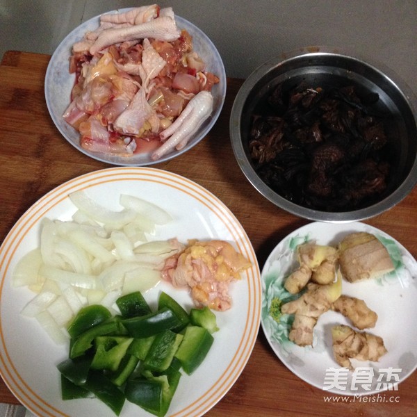 <a href=/shicai/shucai/ZhenMo/index.html target=_blank><u>榛蘑</u></a>鸡<a href=/shicai/mimian/MiFan/index.html target=_blank><u>米饭</u></a>的做法