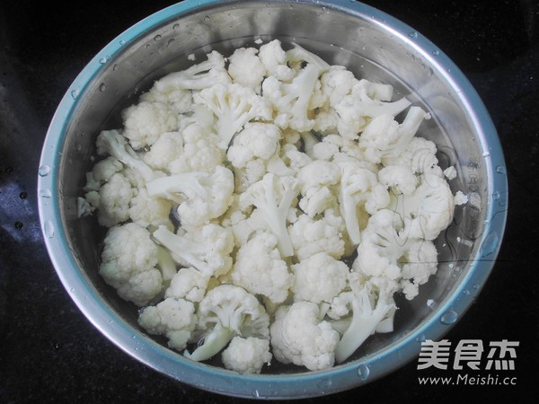 小炒<a href=/shicai/shucai/CaiHua/index.html target=_blank><u>菜花</u></a>的做法