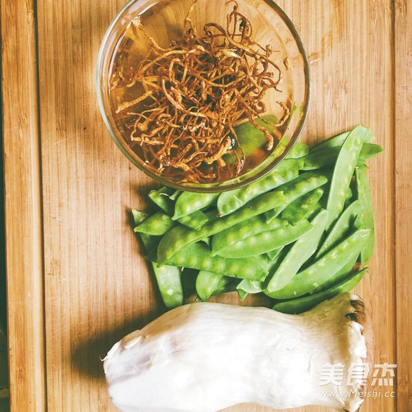 虫草花炒<a href=/shicai/guopin/Xing/index.html target=_blank><u>杏</u></a>鲍菇的做法