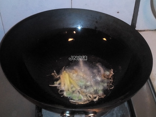 干煸<a href=/shicai/mimian/QingDou/index.html target=_blank><u>青豆</u></a>芽