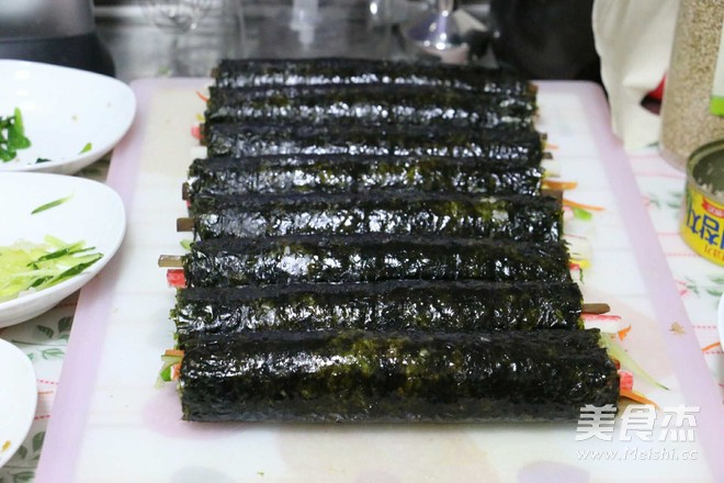 特色<a href=/shicai/shuichanpin/ZiCai/index.html target=_blank><u>紫菜</u></a>包饭的做法