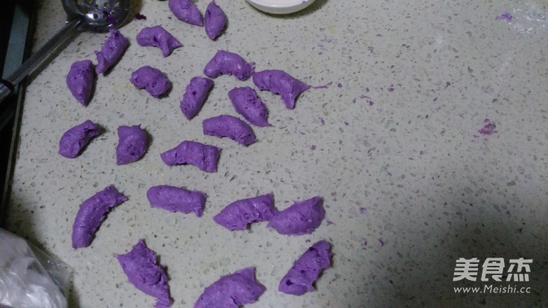 <a href=/shicai/guopin/MuGua/index.html target=_blank><u>木瓜</u></a>三色汤圆的做法