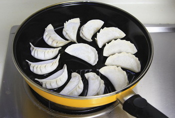 <a href=/shicai/rouqin/YangRou/index.html target=_blank><u>羊肉</u></a>煎饺步骤11
