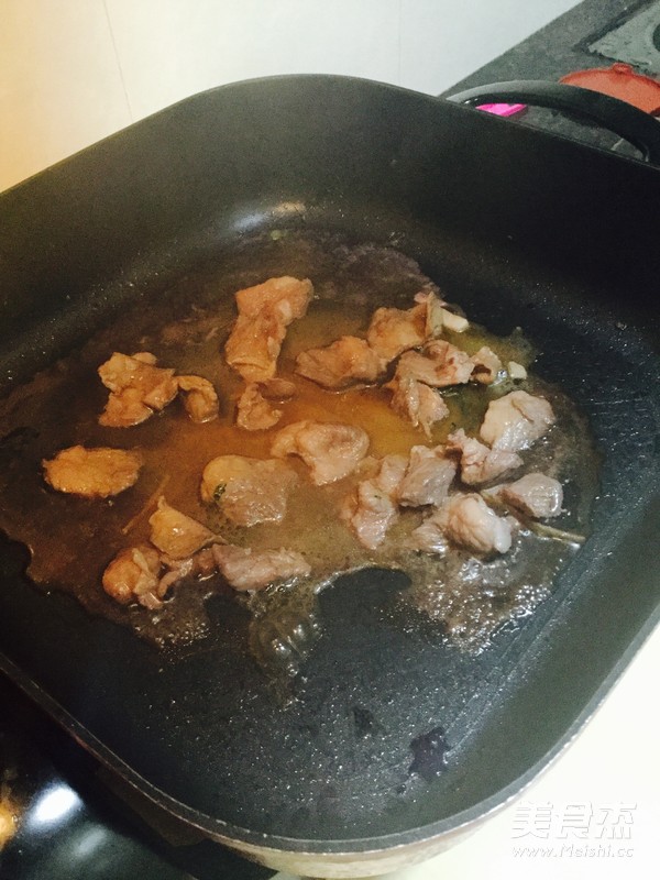 肉片炒<a href=/shicai/shucai/CaiXin/index.html target=_blank><u>菜心</u></a>的做法