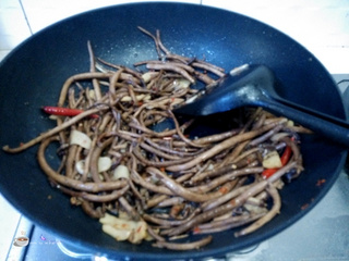 干锅<a href=/shicai/shucai/ChaShuGu/index.html target=_blank><u>茶树菇</u></a>