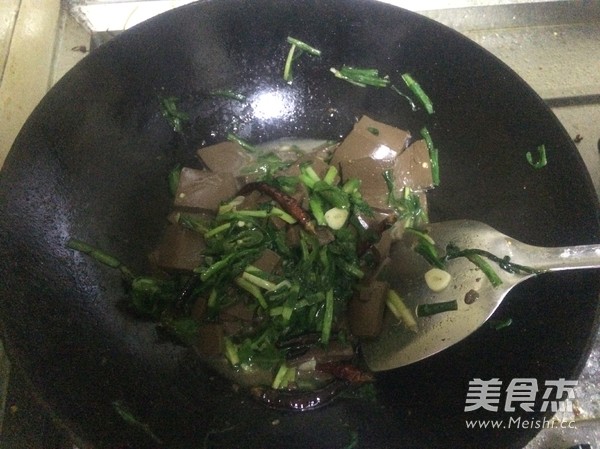 <a href=/shicai/shucai/JiuCai/index.html target=_blank><u>韭菜</u></a>炒鸭<a href=/shicai/rouqin/Xue/index.html target=_blank><u>血</u></a>的做法