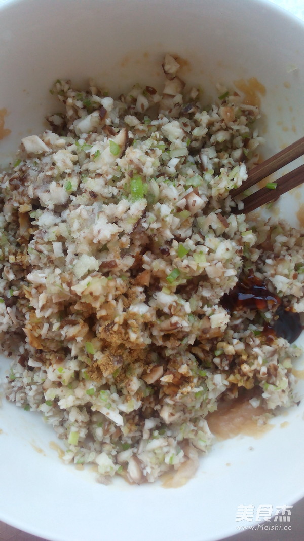 <a href=/shicai/rouqin/ZhengJi/index.html target=_blank><u>鸡肉</u></a>菌菇饺子的做法