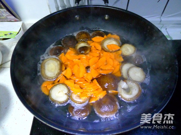 <a href=/shicai/diaoweipin/CongYou/index.html target=_blank><u>葱油</u></a>拌<a href=/shicai/shucai/XiangGu/index.html target=_blank><u>香菇</u></a>的做法