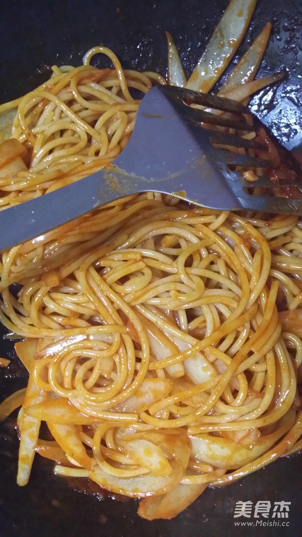 韩式辣酱炒<a href=/shicai/mimian/YiMian/index.html target=_blank><u>意面</u></a>的做法