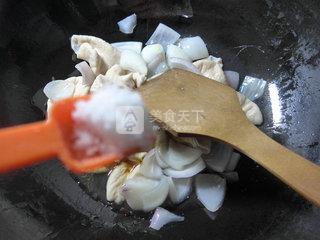 <a href=/shicai/shucai/YangCong/index.html target=_blank><u>洋葱</u></a>炒猪<a href=/shicai/rouqin/DaChang/index.html target=_blank><u>大肠</u></a>