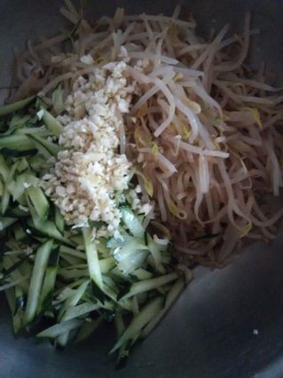 <a href=/shicai/guopin/ZhiMa/index.html target=_blank><u>芝麻</u></a>酱凉拌<a href=/shicai/shucai/HuangGua/index.html target=_blank><u>黄瓜</u></a><a href=/shicai/shucai/DouYa/index.html target=_blank><u>豆芽</u></a>菜