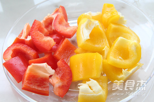 香烤彩椒<a href=/shicai/rouqin/NiuRou/index.html target=_blank><u>牛肉</u></a>丸的做法