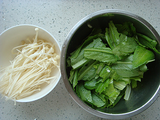 <a href=/shicai/shucai/YouMaiCai/index.html target=_blank><u>油麦菜</u></a>炒金针菇